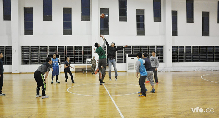 銀河代表隊(duì)與國(guó)防科大代表隊(duì)展開(kāi)籃球友誼賽 銀河代表隊(duì)與國(guó)防科大代表隊(duì)展開(kāi)籃球友誼賽