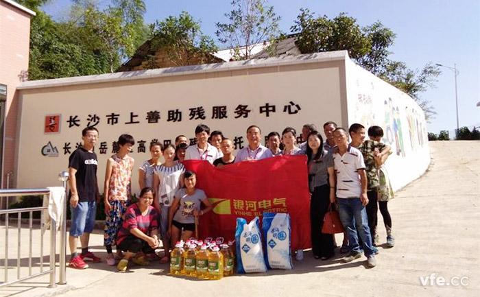 銀河電氣謝書記一行與服務(wù)中心工作人員合影 銀河電氣謝書記一行與服務(wù)中心工作人員合影