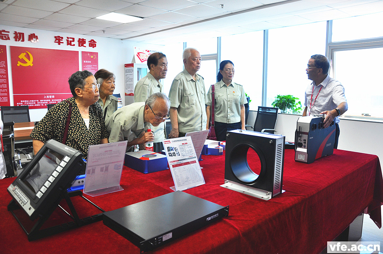老前輩們參觀銀河電氣的產品 老前輩們參觀銀河電氣的產品